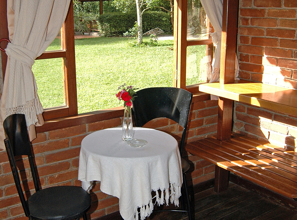 Mesa e Prateleiras - Chalé 2